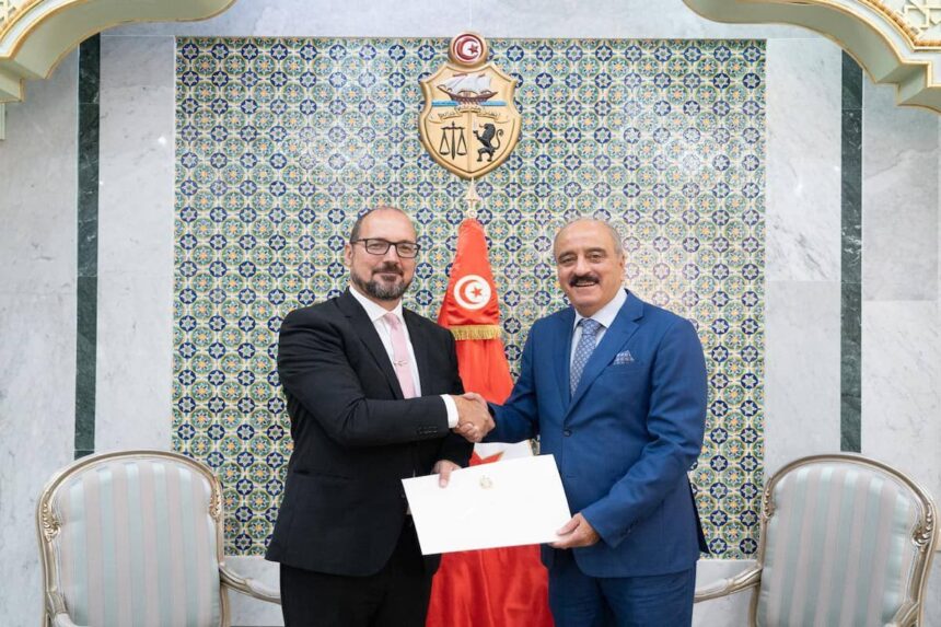 Mohamed Ali Nafti a également réitéré la volonté de la Tunisie de consolider les relations historiques avec le Canada et de renforcer la coopération bilatérale dans différents domaines d'intérêt commun.