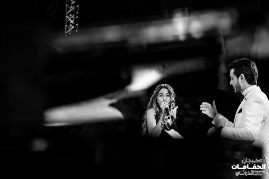 Zeineb Oueslati a ouvert Sinfonica avec des classiques d’Édith Piaf, avant d’interpréter des titres dynamiques de Dalida.