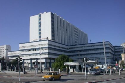 Ce texte complète l’arrêté initial du 23 avril 2021 en créant une Unité de technologie pharmaceutique rattachée au service de la pharmacie, de la pharmacologie et de la pharmacotechnie.