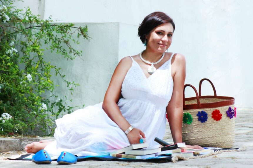 Je suis Wafa Ghorbel, romancière, universitaire et chanteuse, trois expressions d’un même souffle. Née en Tunisie, j’ai traversé des territoires multiples, géographiques et intimes, que je cherche à raconter dans mes livres et mes chansons.