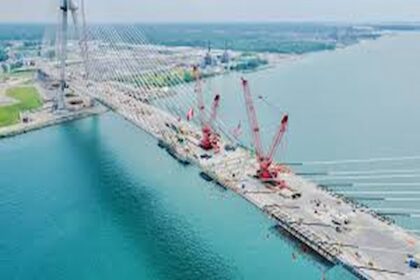 Pont entre le Canada et les Etats-Unis en construction